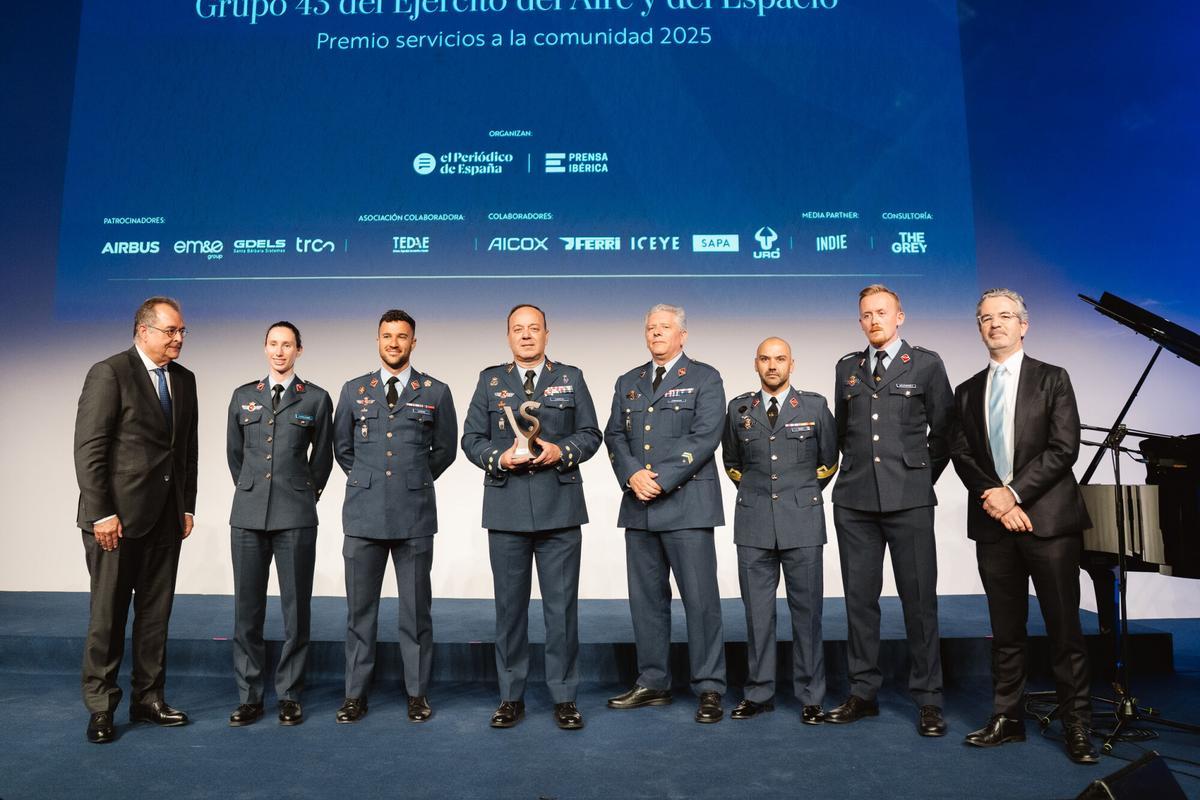 De izquierda a derecha, Albert Sáez, director general de Contenidos de Prensa Ibérica; la Teniente Lucía Canalejas Checa; el suboficial Mayor José María Paniagua Ladero; el coronel Miguel Ángel Pérez Cabrera, jefe del 43 Grupo de las Fuerzas Aéreas; el Capitán Francisco Gimeno Sendín; el Sargento Primero Borja Muñoz Gras; el soldado Jason Mckinney Green, y Gonzalo García-Muñoz, vicepresidente global de operaciones y CEO de España en ICEYE.