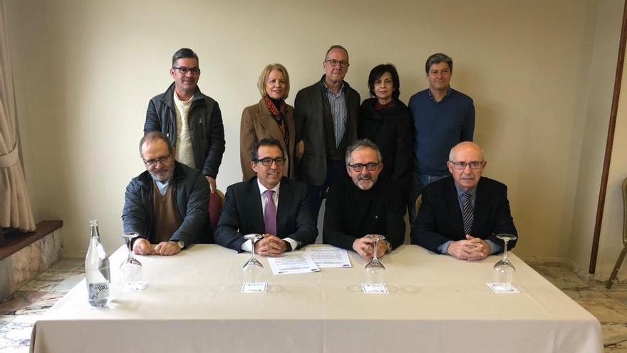 Firma del convenio de colaboración entre &quot;Hoy por ti&quot; y la federación provincial de hostelería el año pasado. // FdV