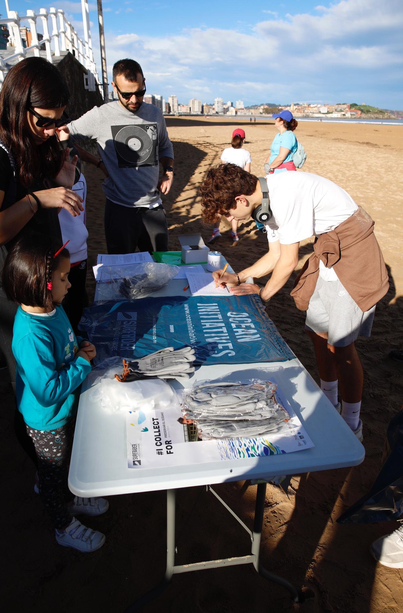 Recogida de residuos en la playa de familias del Colegio Jovellanos