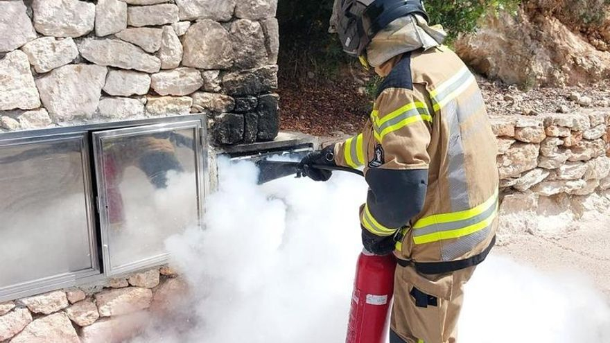 Los bomberos sofocan un fuego eléctrico en una calle de Roca Llisa