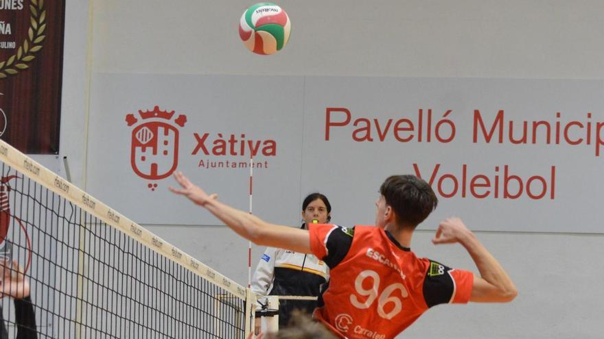 Ataque del Xàtiva Voleibol masculino en el partido.