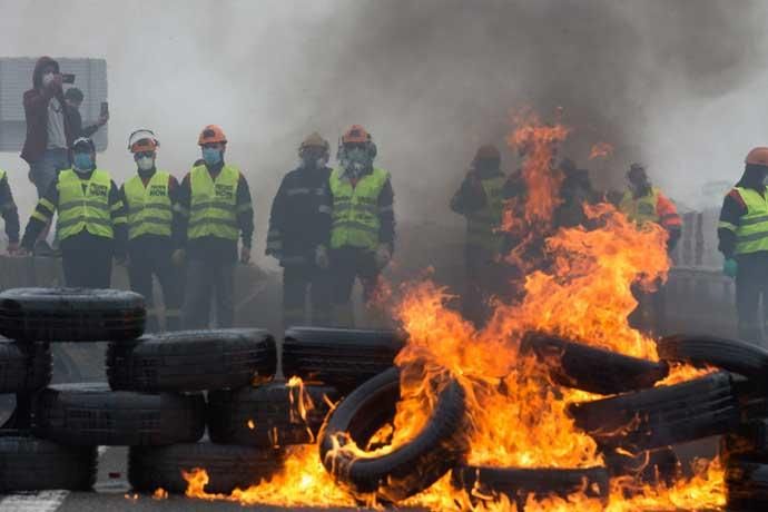 Empleados de Alcoa cortan la A8 en Ribadeo