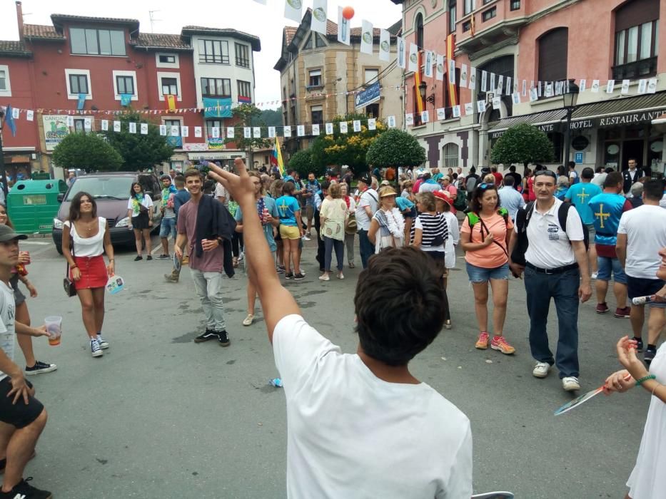 Ambiente festivo en el Descenso del Sella