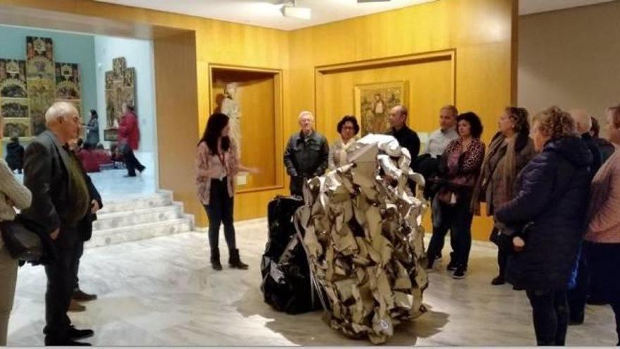 Más de 50 vecinos visitan el Museo de Bellas Artes