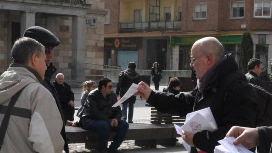 UPyD reparte copias de su manifiesto para la regeneración de la democracia