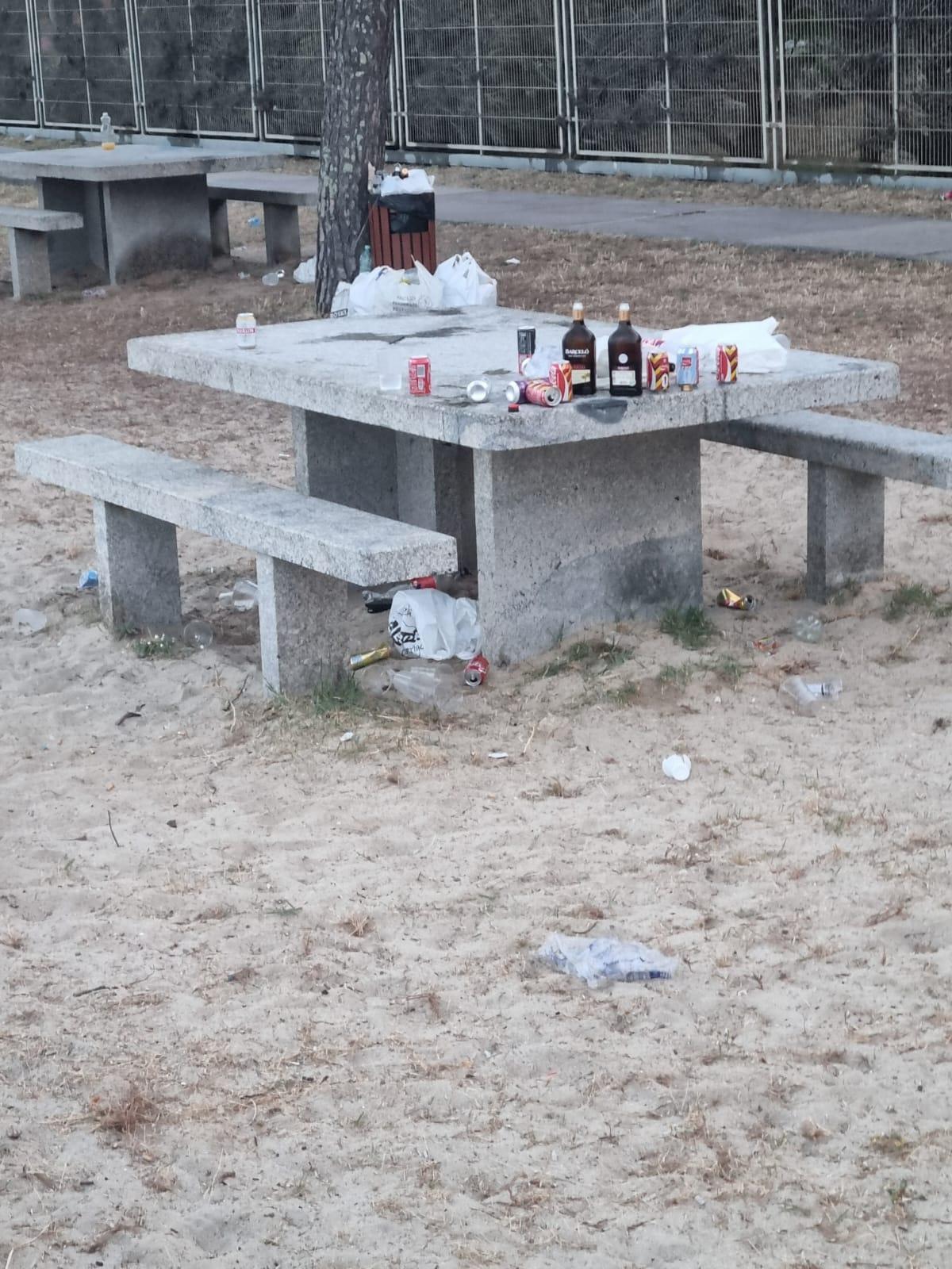 Los equipos de limpieza eliminan la basura de San Juan en las playas de Cangas