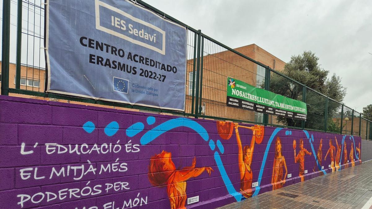 Mural inaugurado en el IES Sedaví con motivo del 8M.