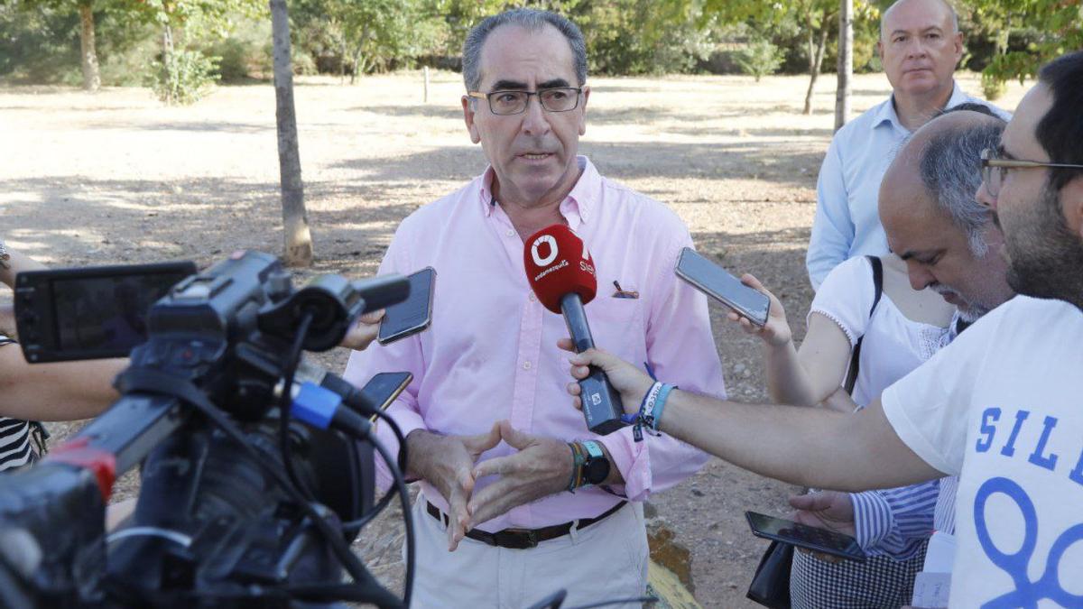 Antonio Álvarez atiende a los medios de comunicación para explicar las labores de desbroce llevadas a cabo por Parques y Jardines.