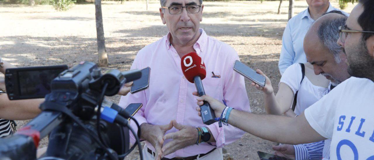 Antonio Álvarez atiende a los medios de comunicación para explicar las labores de desbroce llevadas a cabo por Parques y Jardines.