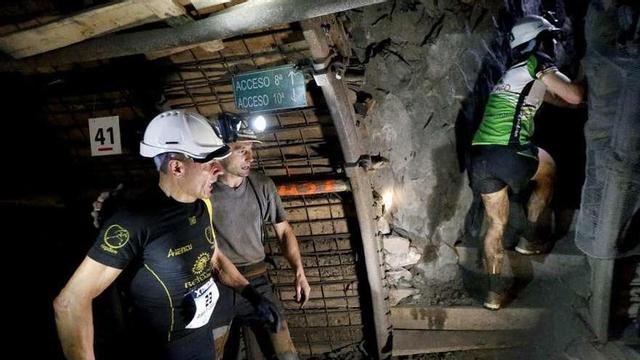 Participantes en la carrera celebrada en el interior del pozo Sotón.