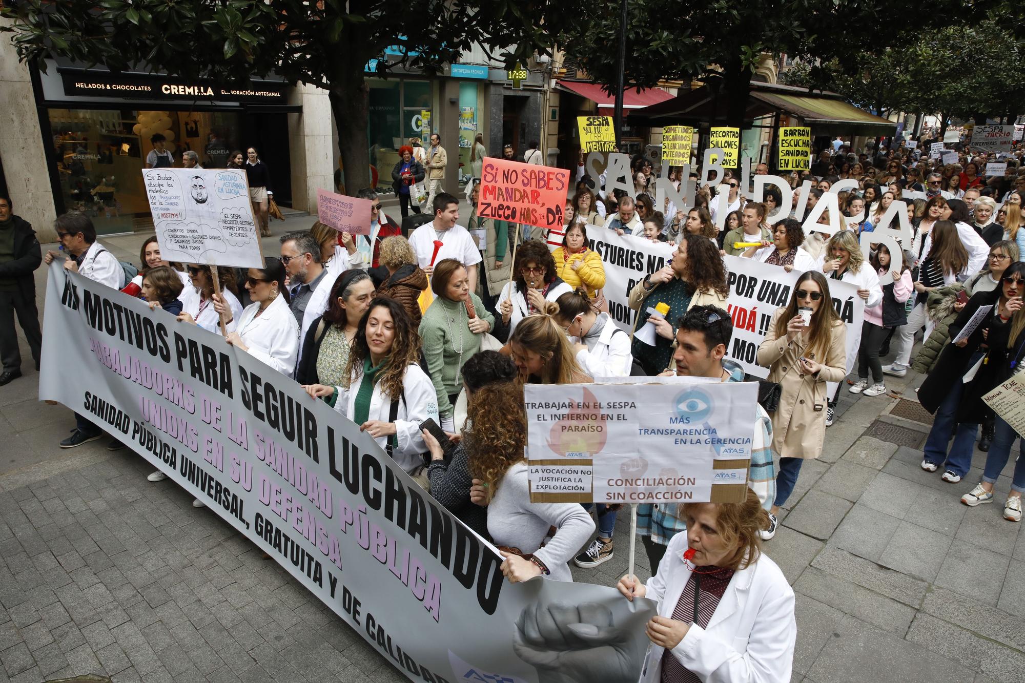 En imágenes: Los sanitarios se manifiestan en Gijón al grito de "no queremos más dinero, queremos mejores condiciones laborales"