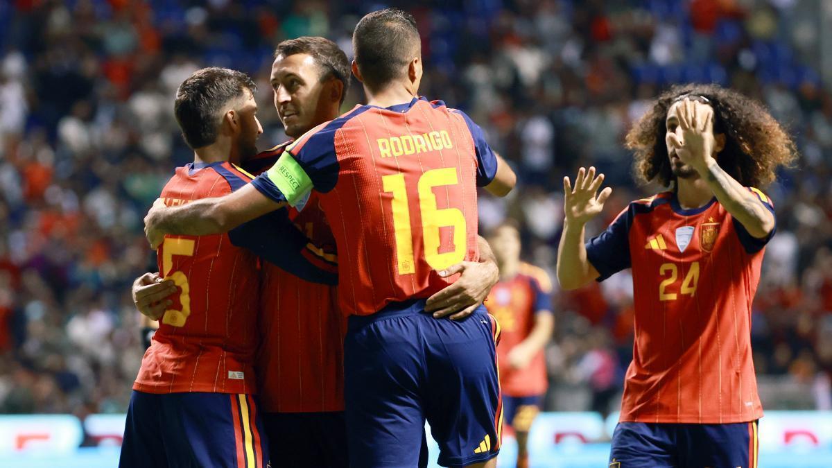 Los jugadores de España celebrando el gol de Oyarzabal ante Perú