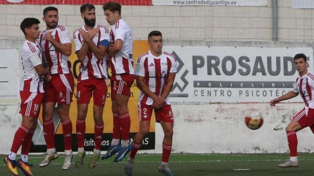 Una barrera en el partido contra el Compostela. |  S. Álvarez