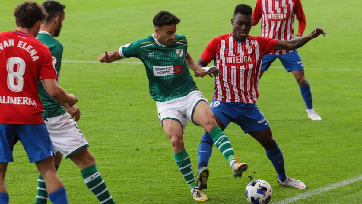 Kone y AlexAres pugnan un balón en un encuentro. | J. P.