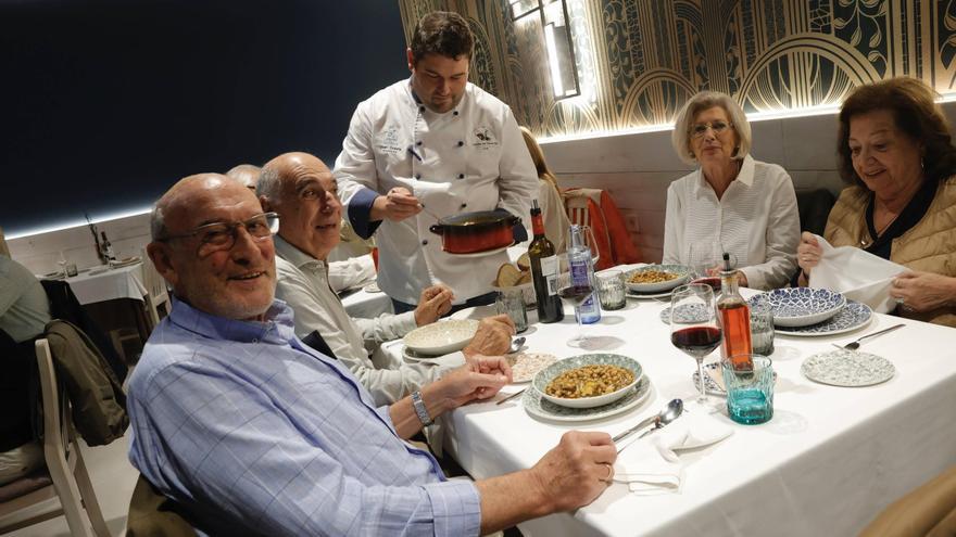 Así preparan y degustan el menú del Desarme en Oviedo