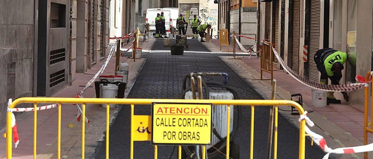 Obras que se han llevado a cabo esta semana en la calle Teniente Ruiz para crear una plataforma única.