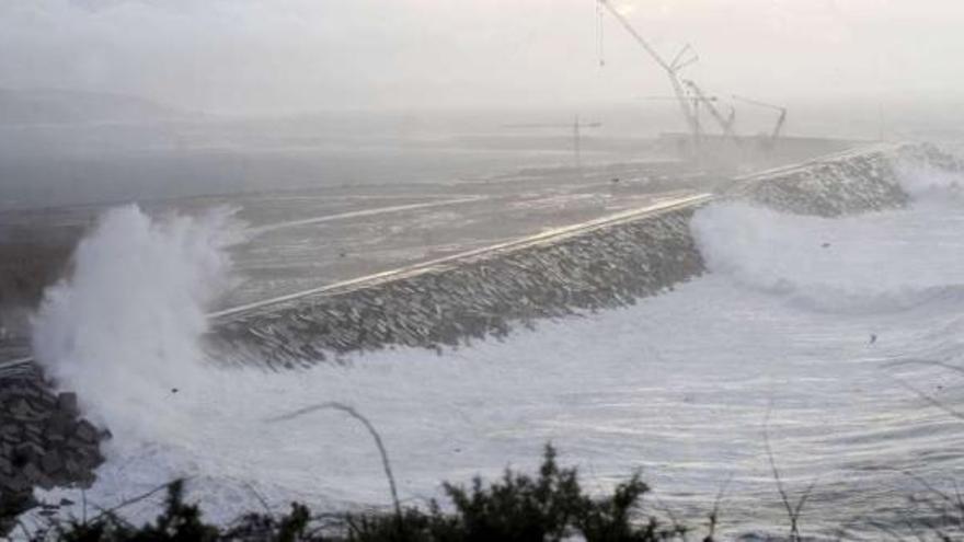 Las olas golpean el dique del puerto exterior de A Coruña durante un temporal en 2010.  // Carlos Pardellas