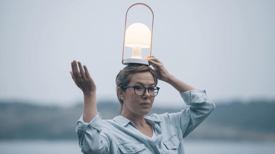 La diseñadora Inma Bermúdez con su famosa lámpara FollowMe