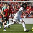 Eduardo Camavinga, jugador del Real Madrid, disputa un balón con Pablo Torre, del Mallorca.