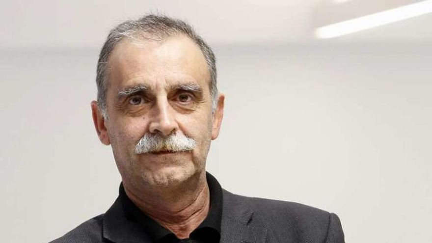 El exgerente de Urbanismo Xavier Rivas, en su despacho. // R. Grobas
