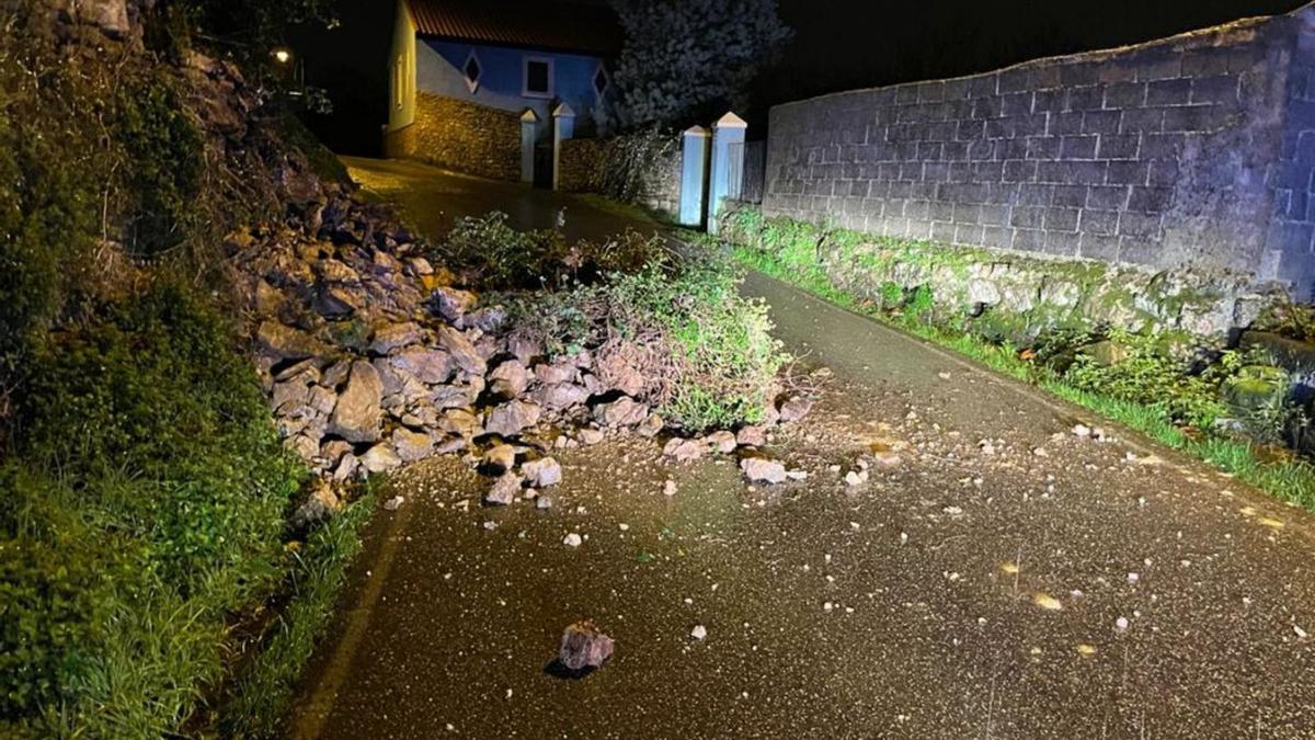 Intervención por desprendimientos en el camino de Lluera, en La Luz  | POLICÍA LOCAL