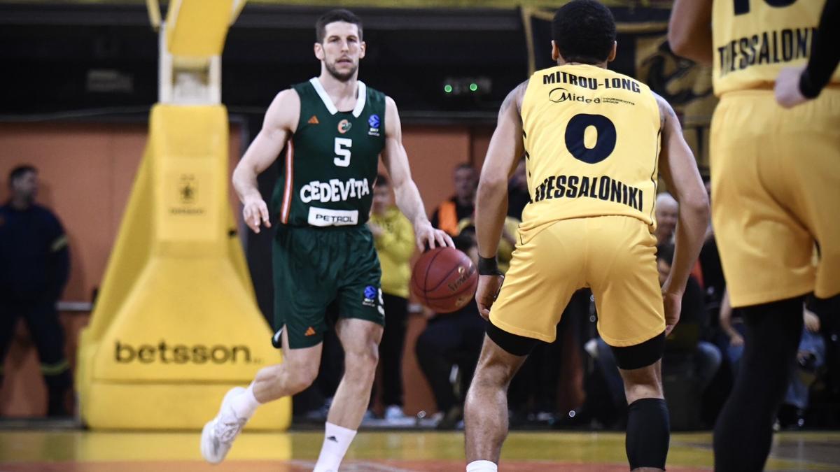 Aleksej Nikolic, màxim anotador del Cedevita en la victòria a Salònica, davant de Mitrou-Long