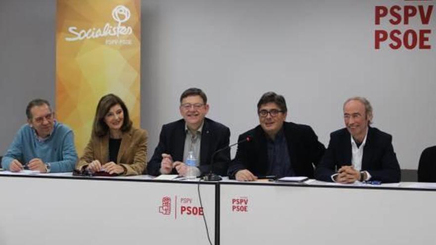 El líder del PSPV, Ximo Puig, con otros cargos socialistas durante la reunión de ayer.