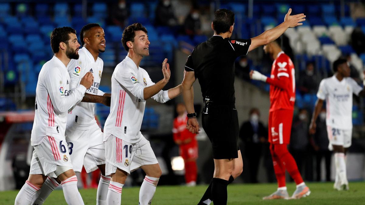 El Real Madrid salva un punto ante el Sevilla pero se queda sin liderato