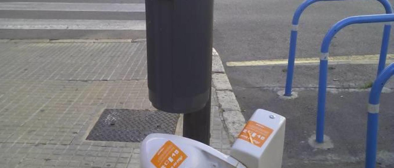 Un retrete, tirado junto a una papelera en la calle Pere Dezcallar, en Palma.