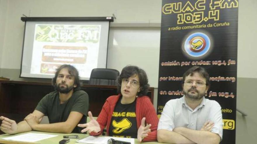 Los responsables de Cuac FM, Tomás Legido, Beatriz González y Mariano Fernández. / víctor echave
