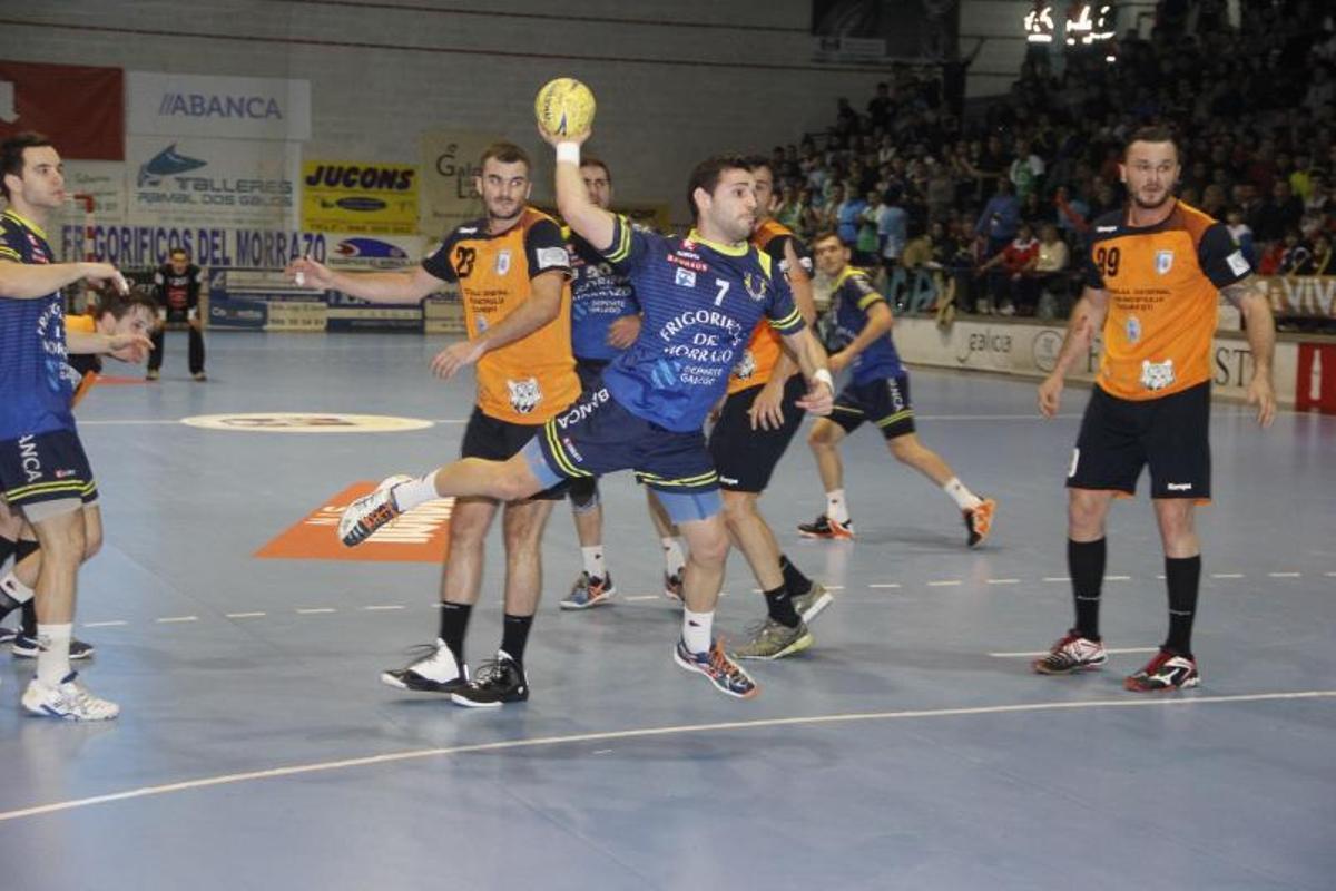 Rubén en el partido de Copa EHF ante el CSM Bucuresti. |  // SANTOS ÁLVAREZ