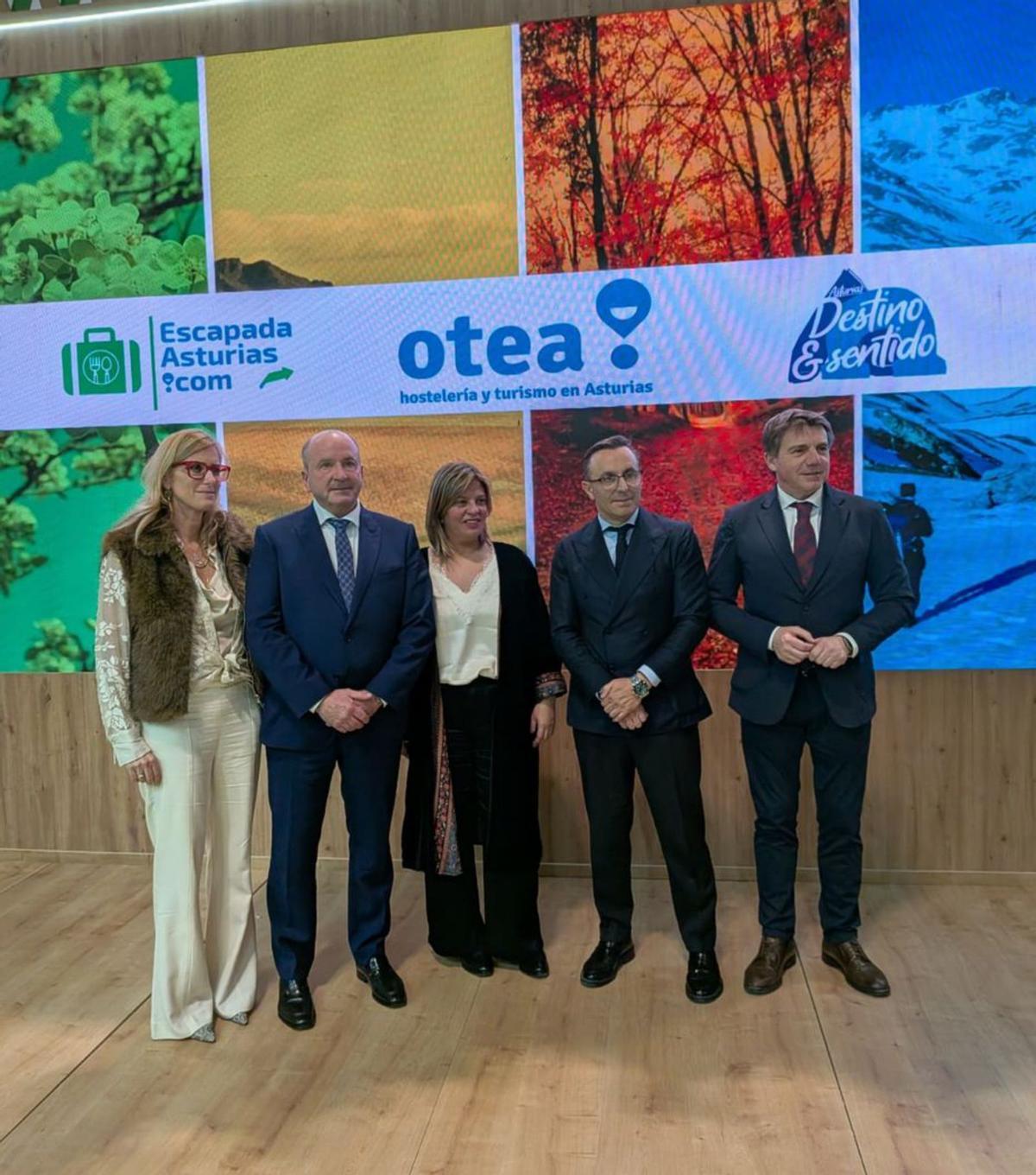 Por la izquierda, Lara Martínez, Javier Martínez, Gimena Llamedo, Fernando Corral y José Luis Álvarez Almeida, ayer en Fitur. | LNE