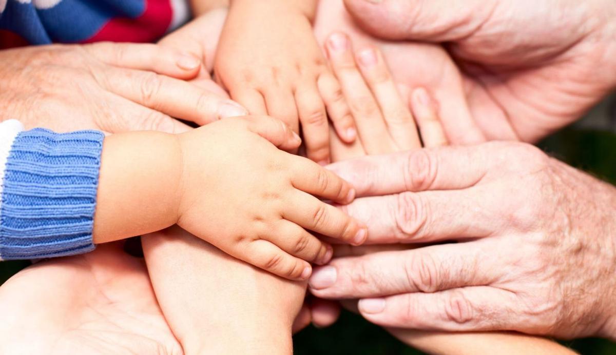 Cada vegada més jubilades es cuiden alhora dels pares i els nets