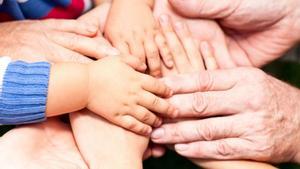 Cada vegada més jubilades es cuiden alhora dels pares i els nets