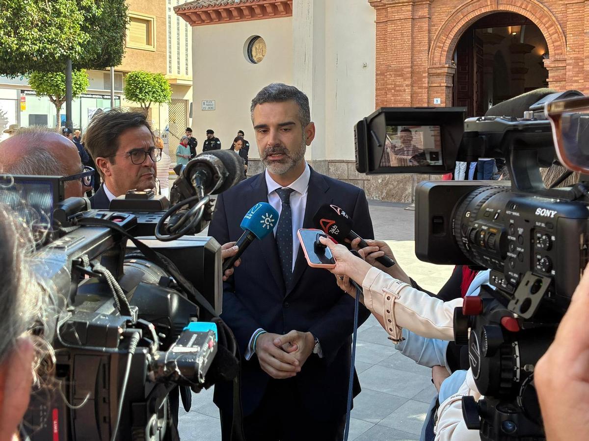 El consejero de Agricultura, Pesca, Agua y Desarrollo Rural, Ramón Fernández-Pacheco, este domingo, en El Ejido.