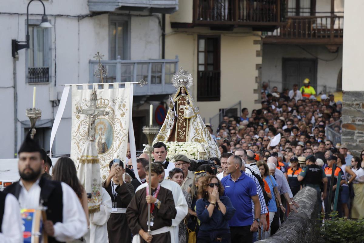 Así fue la impresionante Descarga que hizo temblar a Cangas del Narcea: 6.22 minutos de estruendo y casi 100.000 voladores en el cielo