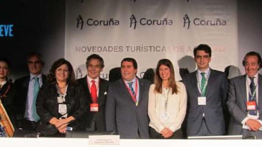 Beatriz Varela, Luis del Moral, Luisa Cid, Francisco Canabal, Carlos Negreira, Fernanda Arenas, Diego Calvo y Enrique Pena, ayer, en Fitur. / la opinión