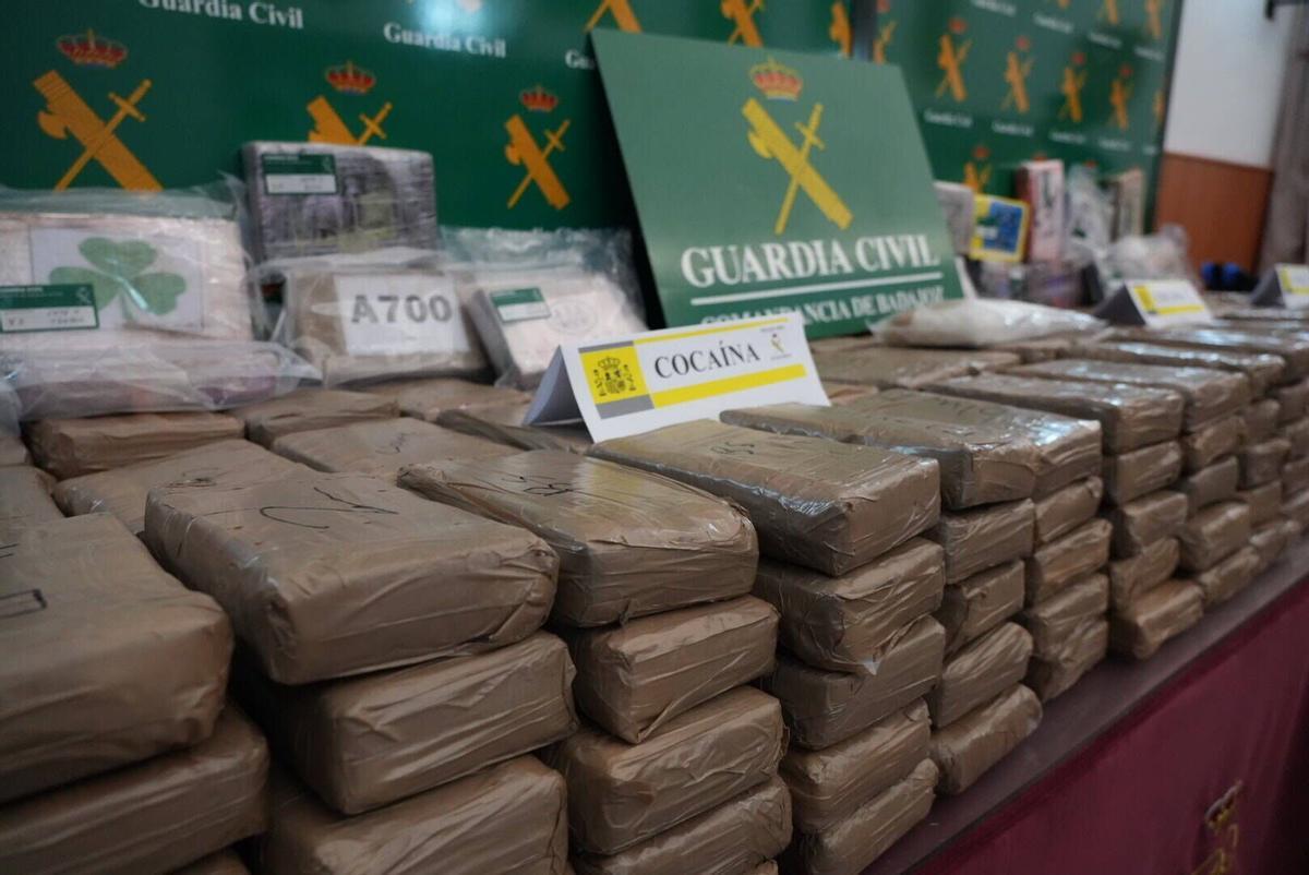 La cocaína interceptada por la Guardia Civil en Badajoz, empaquetada y con diferente etiquetado.