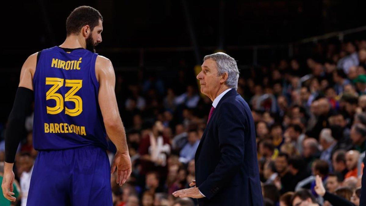 Pesic dialogando con Mirotic durante el duelo ante el Panathinaikos