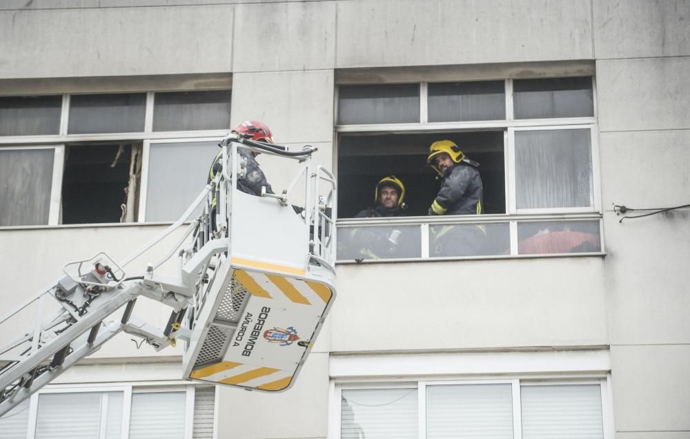 Los bomberos rescatan una niña y su padre en un incendio en un piso del Agra do Orzán