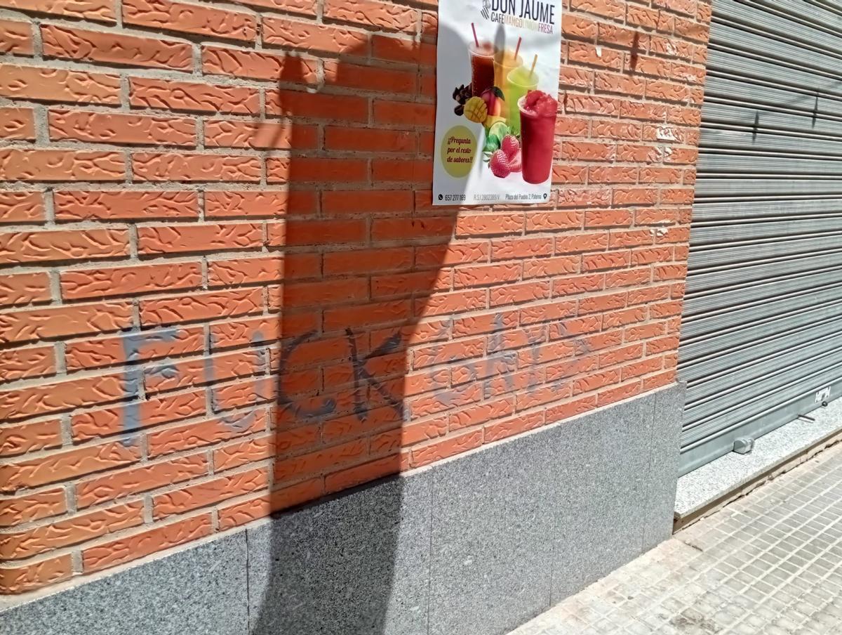 Pintada homófoba en la fachada de un local de Xirivella.