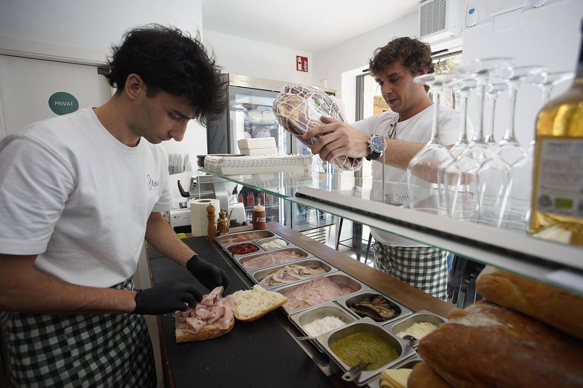 Els dos amics preparant una focaccia.