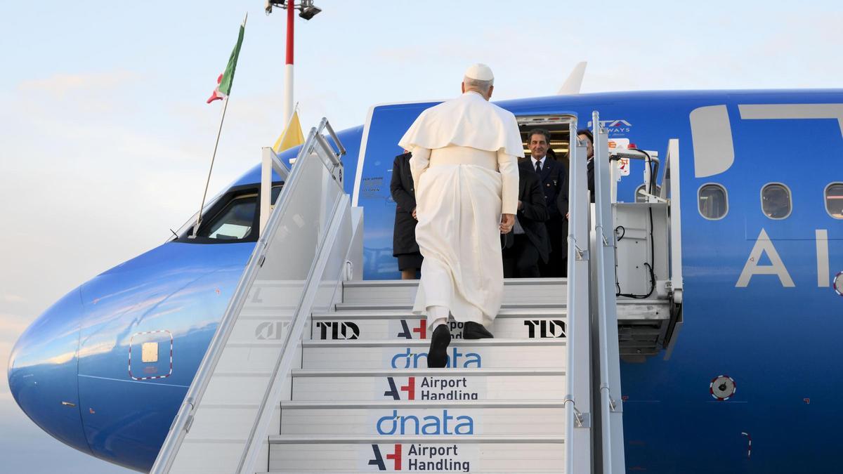León XVI, subiendo al avión que le llevó a Turquía.