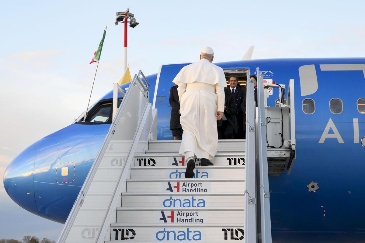 León XVI, subiendo al avión que le llevó a Turquía.