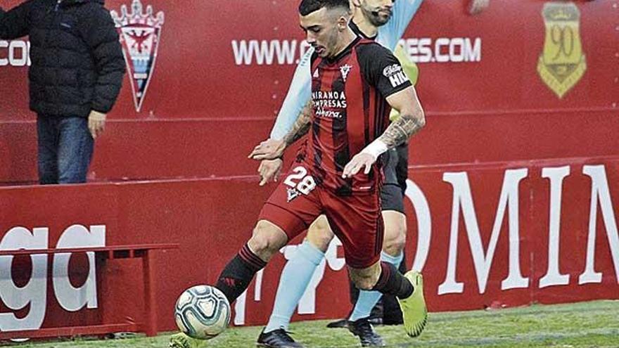 Antonio SÃ¡nchez controla el balÃ³n en un partido.