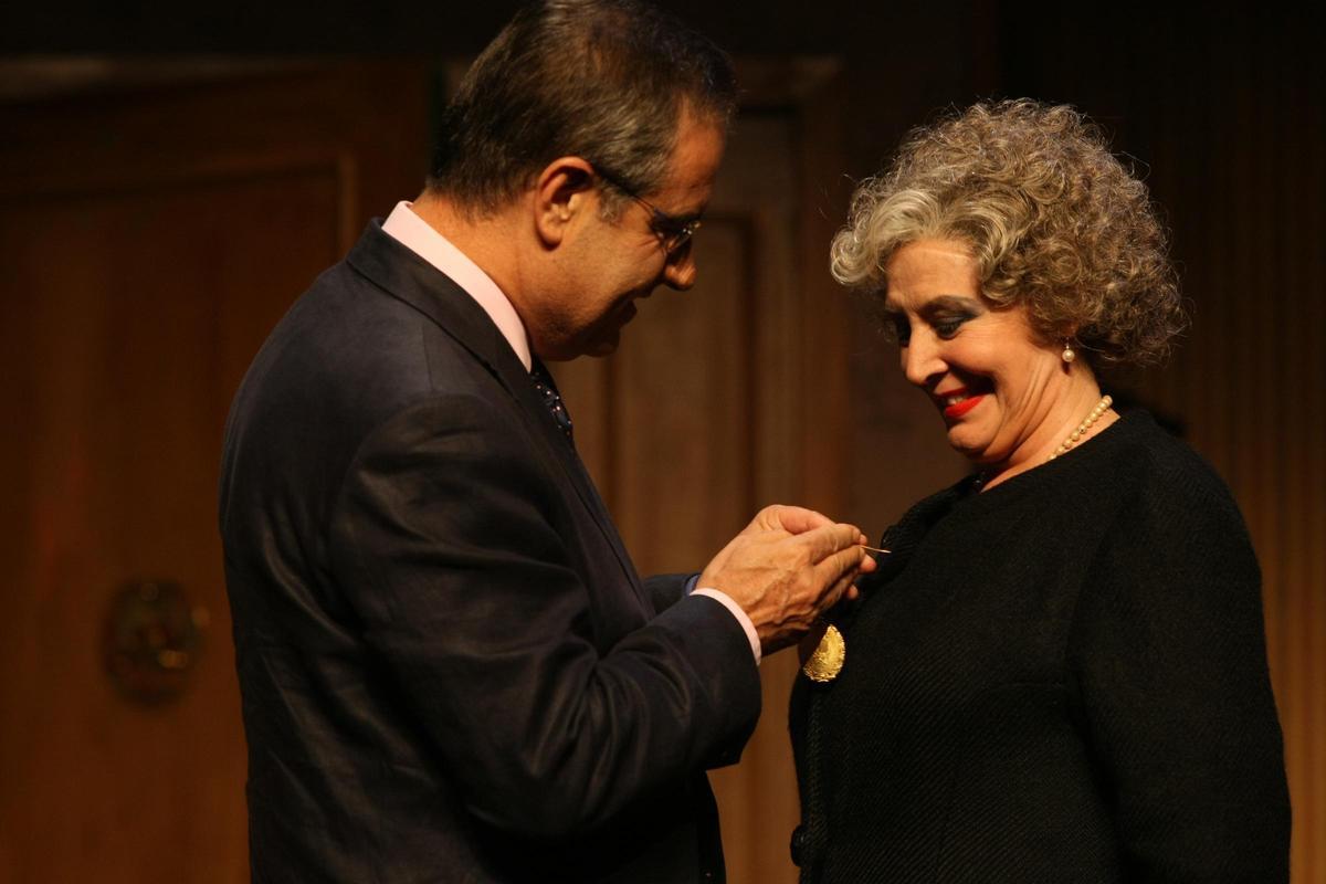 Concha Velasco, retratada por Ricard Cugat, recibe la medalla del mérito en el trabajo, en 2009