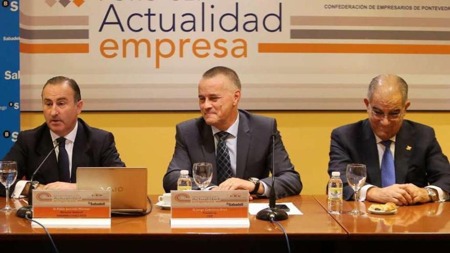 Pablo Junceda (izq.), en su conferencia, junto a Cebreiros y García Costas en la sede de la CEP. // M. G. Brea