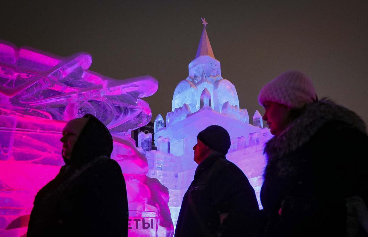 Esculturas y castillos de nieve en festivales de hielo de Moscú y  Heilongjiang, en el norte de China