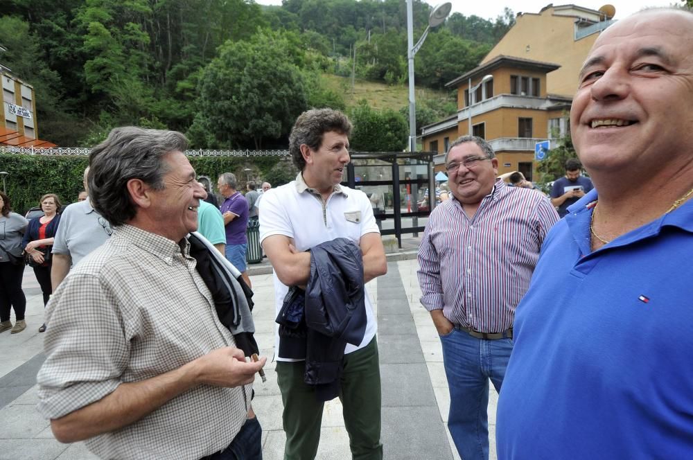 Manifestación en Mieres para apoyar a la empresa de transportes