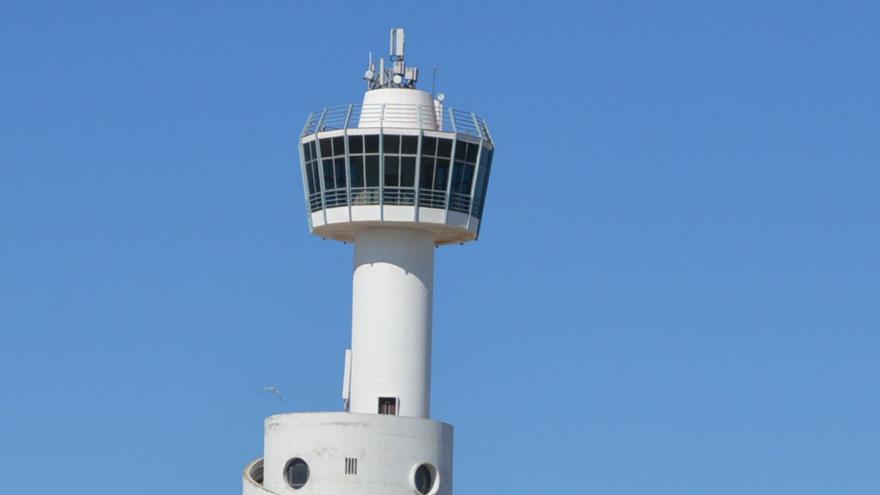 La icònica torre del Club Nàutic d’Empuriabrava manté el cartell d’«en venda»